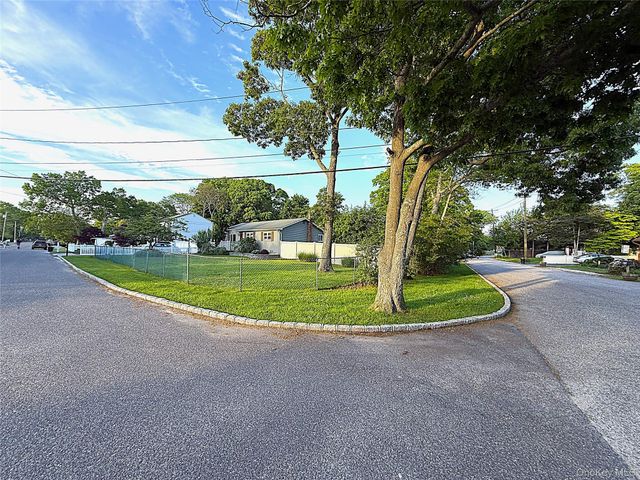 1 Heston Road, Shirley, NY 11967