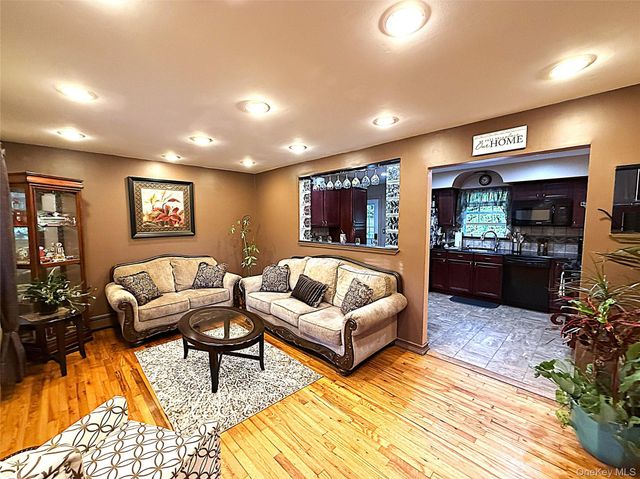 1 Heston Road, Shirley, NY 11967