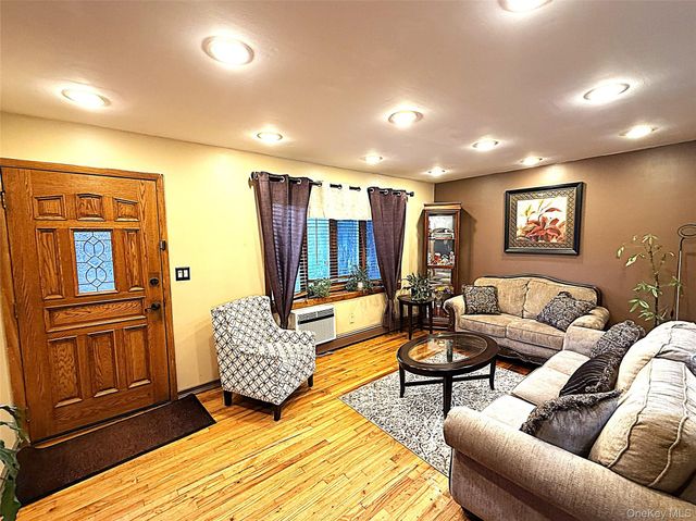 1 Heston Road, Shirley, NY 11967