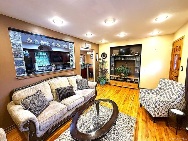 1 Heston Road, Shirley, NY 11967