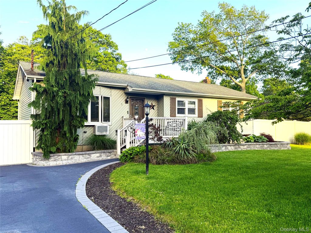 1 Heston Road, Shirley, NY 11967