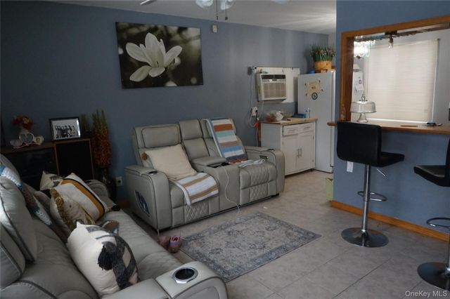 1678 N Thompson Divide, Bay Shore, NY 11706