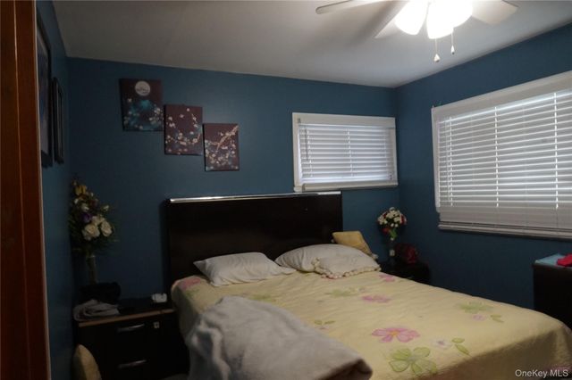 1678 N Thompson Divide, Bay Shore, NY 11706