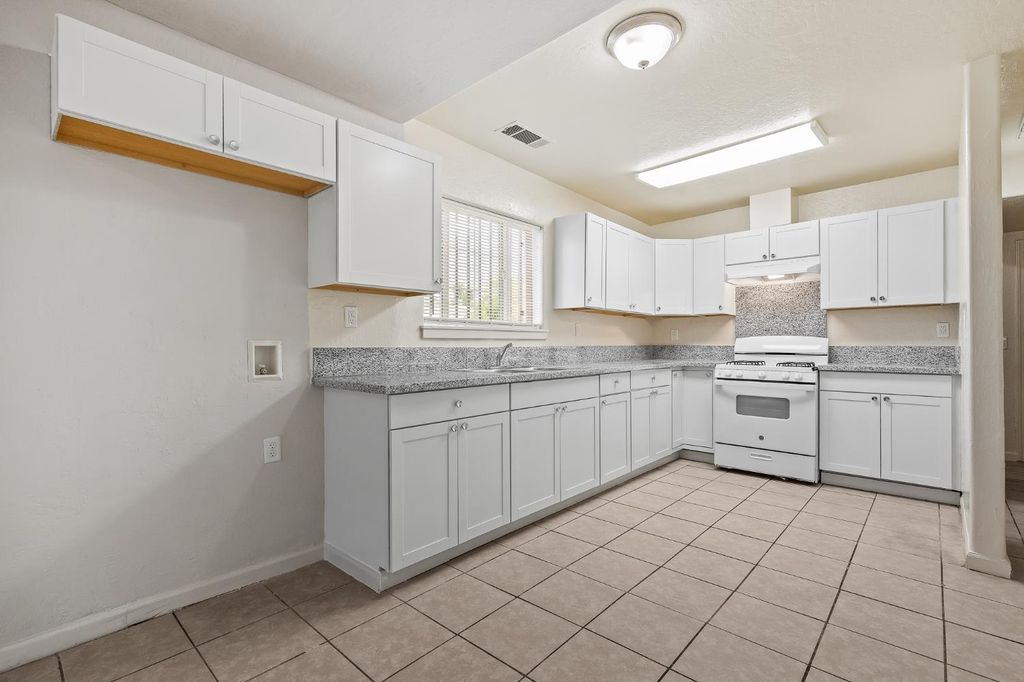 Image 11 of property listing at 3323 E Tulare Street, Fresno, CA 93702