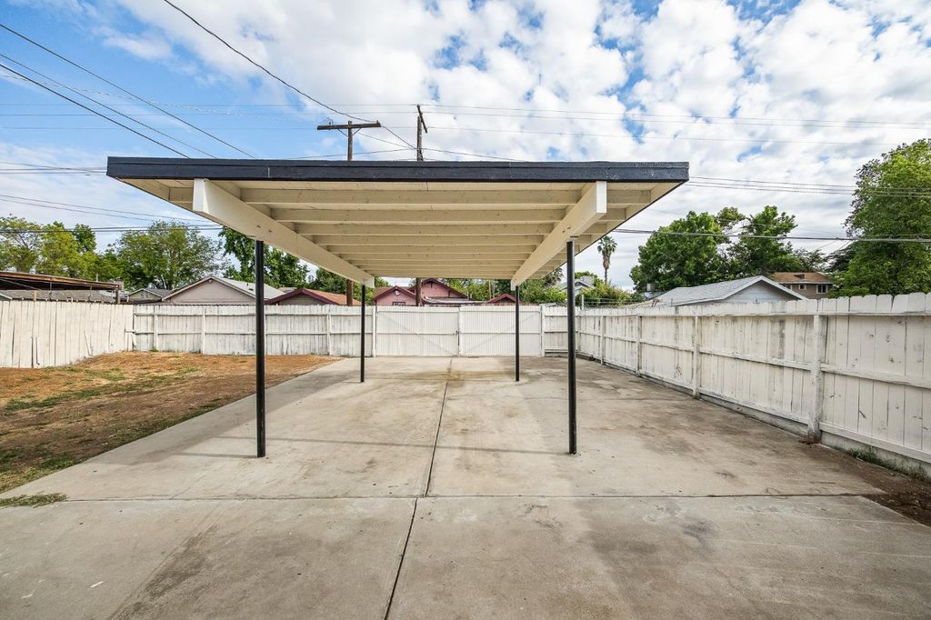 Image 27 of property listing at 3323 E Tulare Street, Fresno, CA 93702