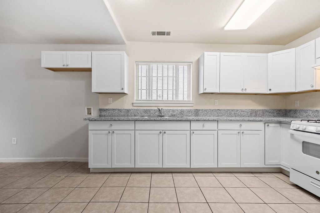 Image 9 of property listing at 3323 E Tulare Street, Fresno, CA 93702