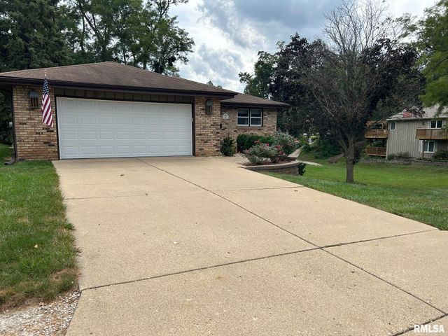 1612 SUMMIT Drive, Pekin, IL 61554