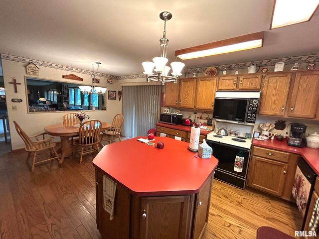 1612 SUMMIT Drive, Pekin, IL 61554