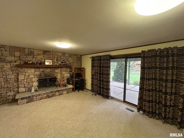 1612 SUMMIT Drive, Pekin, IL 61554
