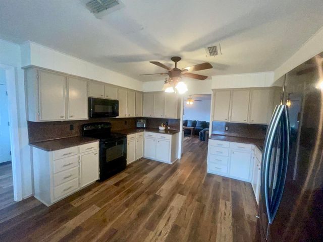 2101 Woodbine Drive, Gladewater, TX 75647