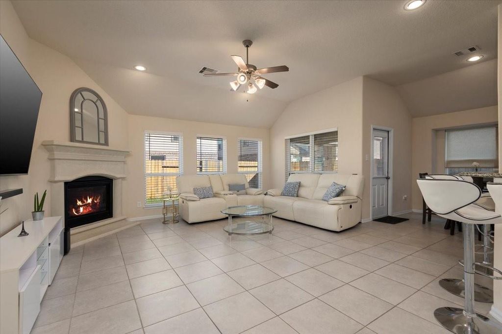 Image 3 of property listing at 4606 Clara Rose Lane, Katy, TX 77449