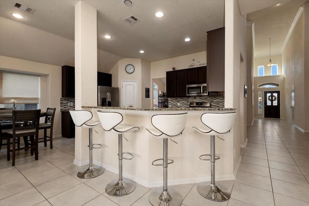 Image 5 of property listing at 4606 Clara Rose Lane, Katy, TX 77449