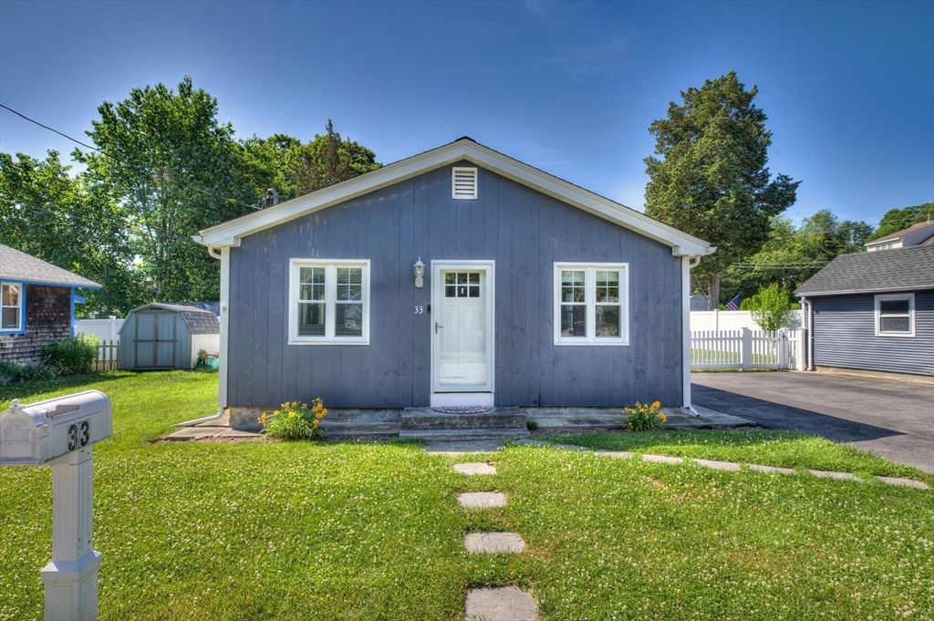 33 Spruce Ln, Bristol, RI 02809