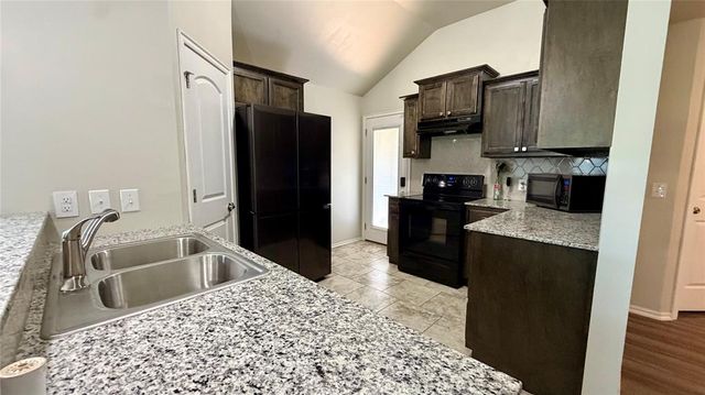 1109 Hickory Creek Drive, Yukon, OK 73099