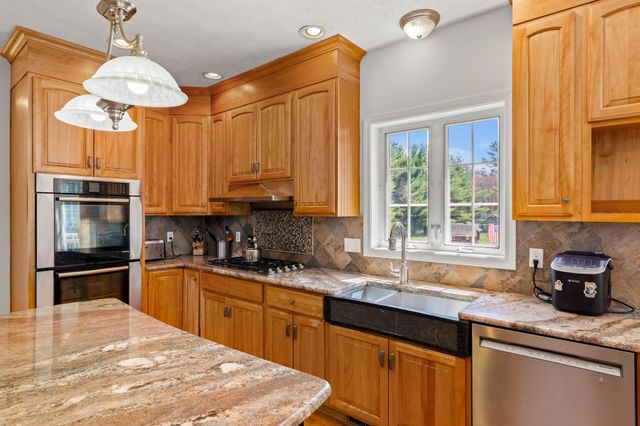 3 Surrey Lane, Salem, NH 03079