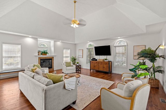 3 Surrey Lane, Salem, NH 03079