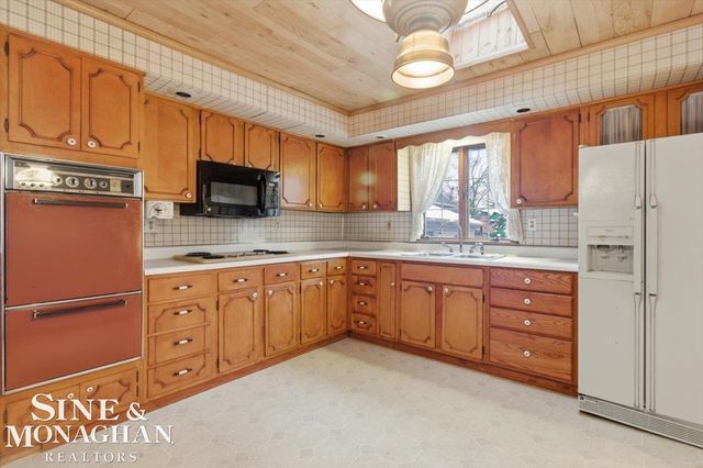 615 S 8th Street, Saint Clair, MI 48079