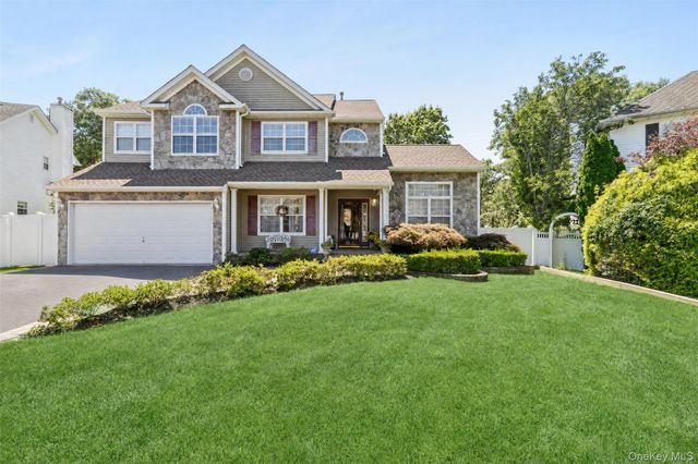 15 Scenicview Crescent, Manorville, NY 11949