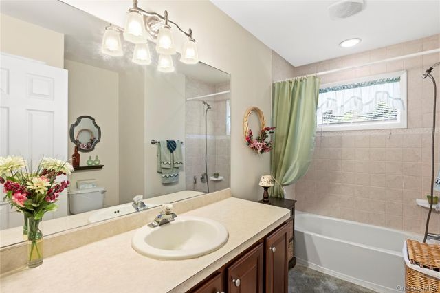 15 Scenicview Crescent, Manorville, NY 11949
