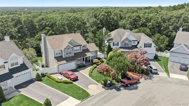 15 Scenicview Crescent, Manorville, NY 11949
