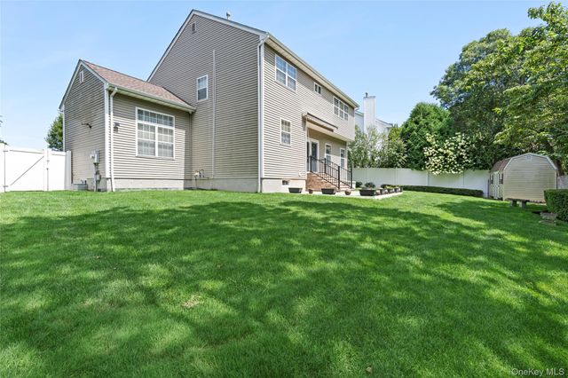 15 Scenicview Crescent, Manorville, NY 11949