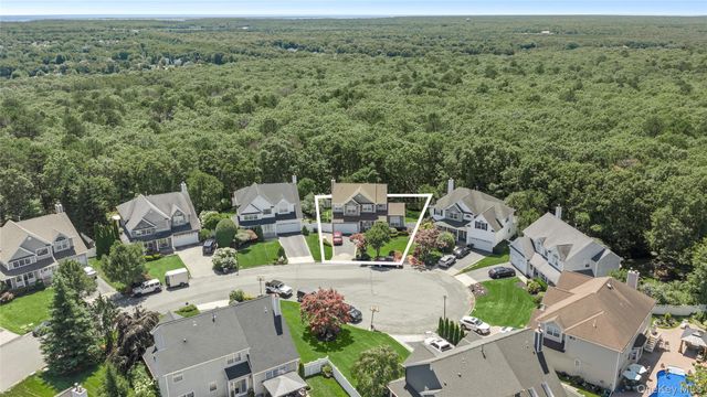15 Scenicview Crescent, Manorville, NY 11949