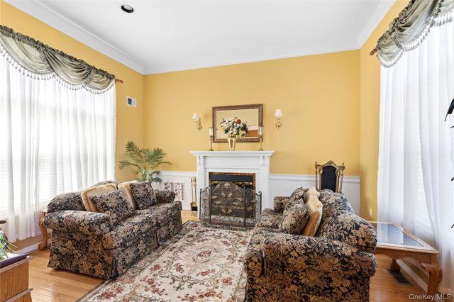 15 Scenicview Crescent, Manorville, NY 11949