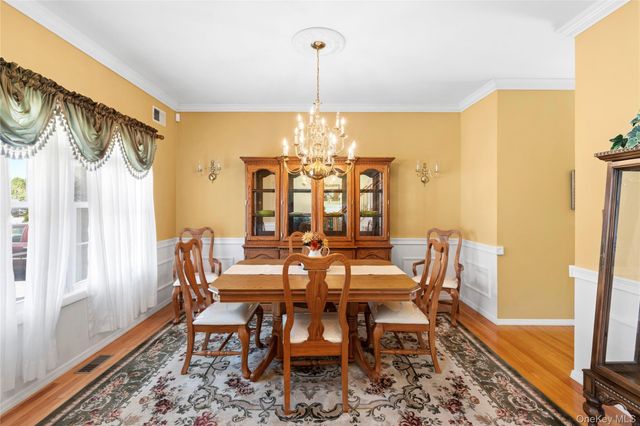 15 Scenicview Crescent, Manorville, NY 11949