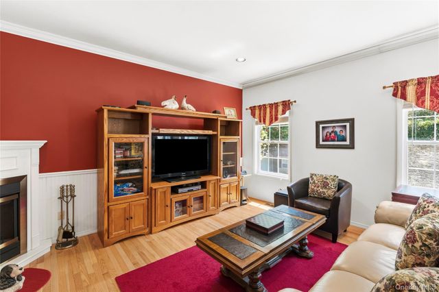 15 Scenicview Crescent, Manorville, NY 11949