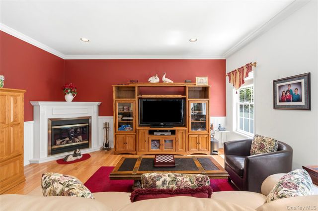 15 Scenicview Crescent, Manorville, NY 11949