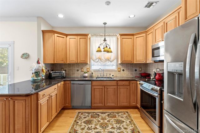 15 Scenicview Crescent, Manorville, NY 11949