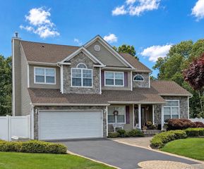 15 Scenicview Crescent, Manorville, NY 11949