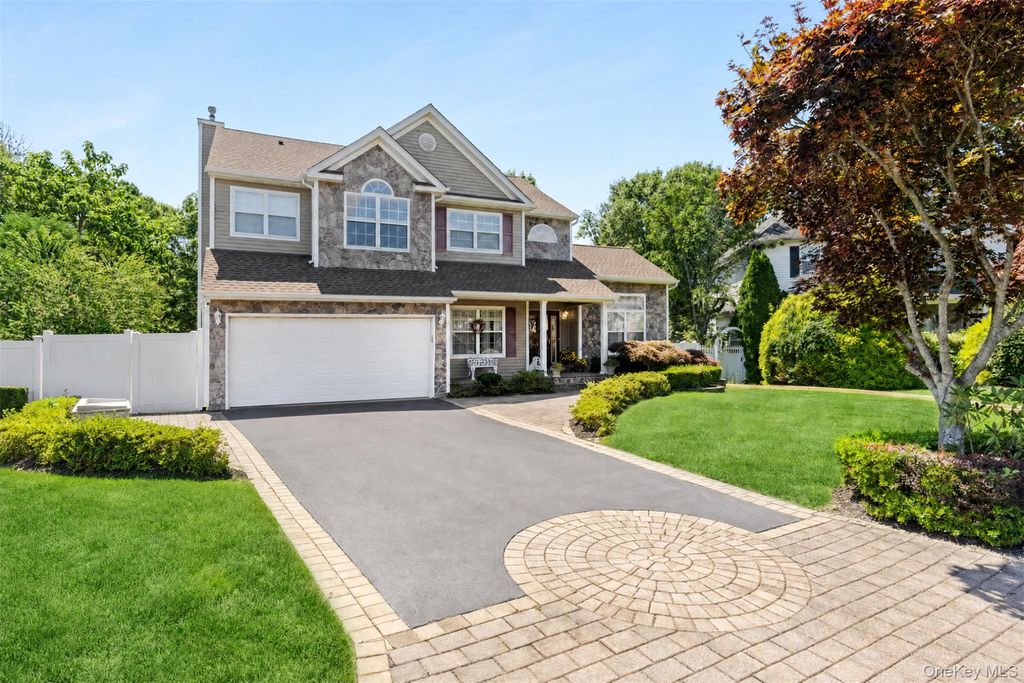 15 Scenicview Crescent, Manorville, NY 11949