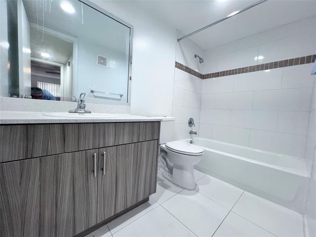 1196 NW 40th Avenue 90-215, Lauderhill, FL 33313