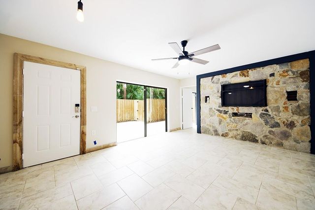 1700 Embassy Drive Apt 402, West Palm Beach, FL 33401