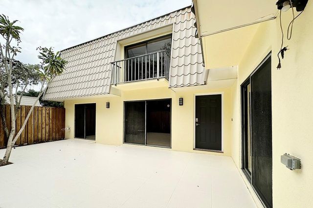 1700 Embassy Drive Apt 402, West Palm Beach, FL 33401