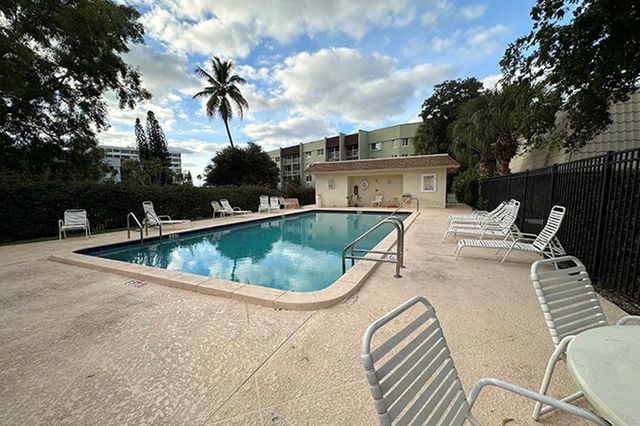 1700 Embassy Drive Apt 402, West Palm Beach, FL 33401