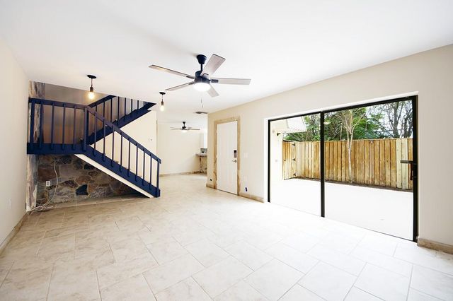 1700 Embassy Drive Apt 402, West Palm Beach, FL 33401