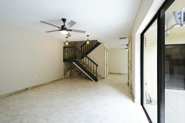 1700 Embassy Drive Apt 402, West Palm Beach, FL 33401