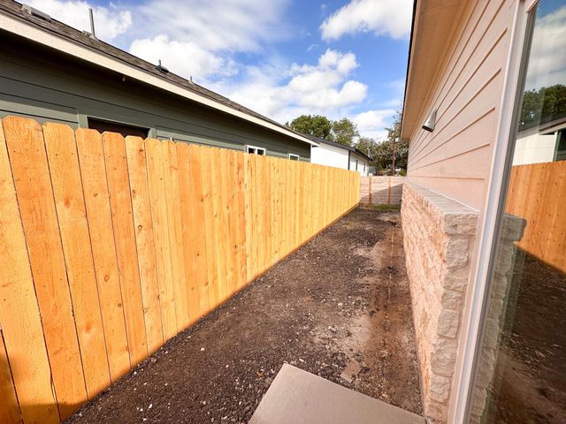 817 5th ST, Lockhart, TX 78644