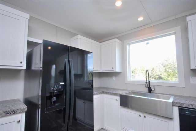 1727 Davis Road, Muldoon, TX 78949