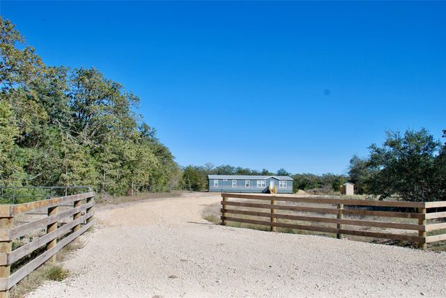 1727 Davis Road, Muldoon, TX 78949