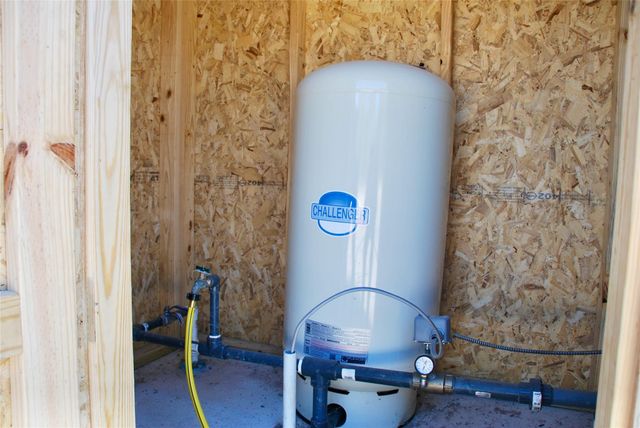 1727 Davis Road, Muldoon, TX 78949