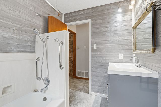 1009 Mustang Trail, Granbury, TX 76049