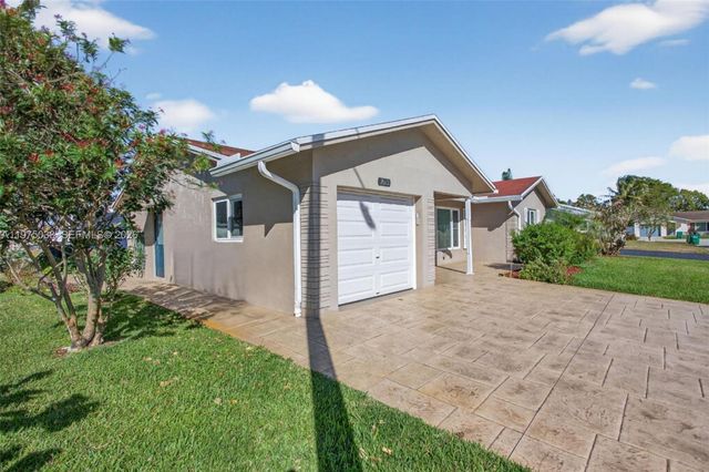 7613 NW 67th Ave, Tamarac, FL 33321