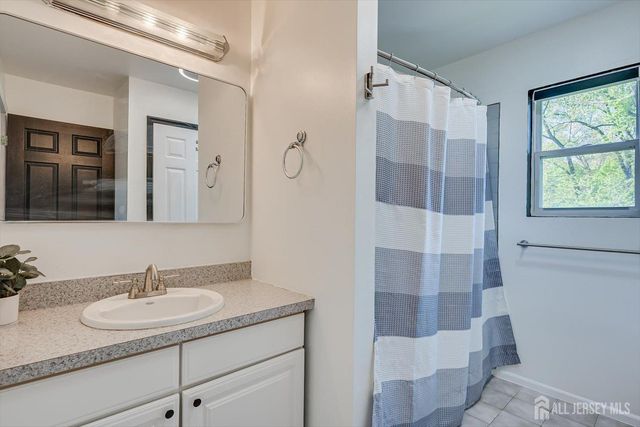 122 Dewolfe Street, Edison, NJ 08817