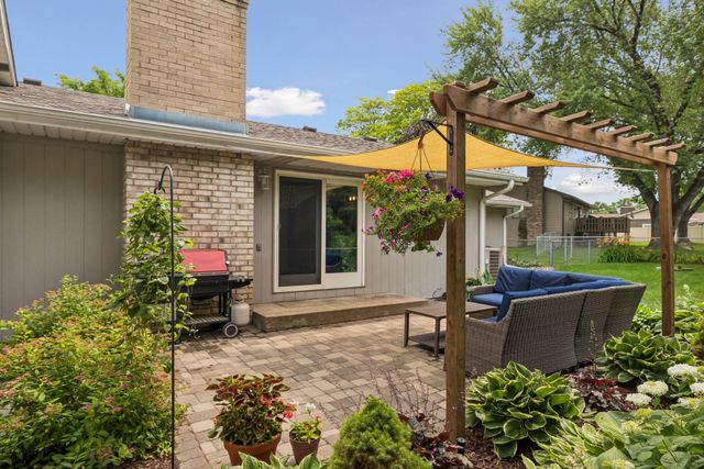 1848 Evergreen Draw, Woodbury, MN 55125