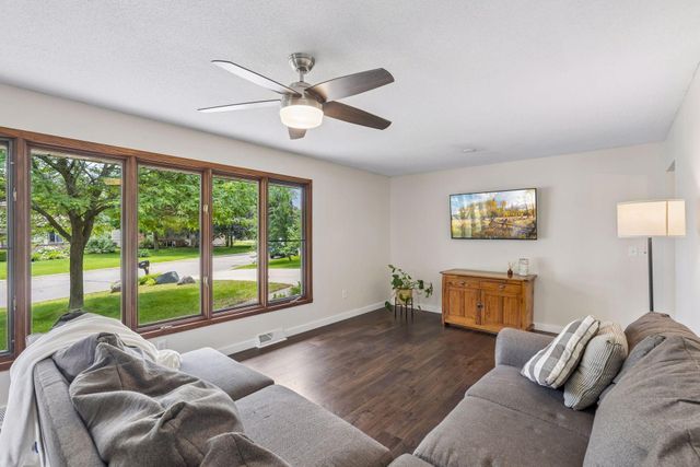 1848 Evergreen Draw, Woodbury, MN 55125