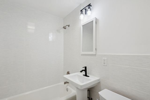 4201 N Paulina Street, Chicago, IL 60613