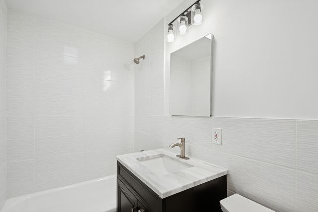 4201 N Paulina Street, Chicago, IL 60613